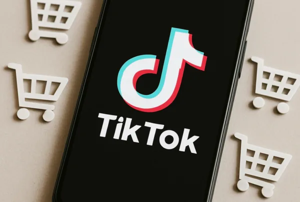Un smartphone affichant l'application TikTok avec des icônes de panier d'achat